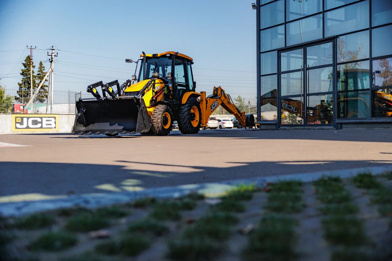 Компания «ЛОНМАДИ» представила на СТТ-2025 технику JCB